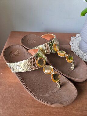 EUC FITFLOP GOLD SNAKESKIN TEXTURE JEWELED THONG SLIPPERS SIZE 9 WOMENS